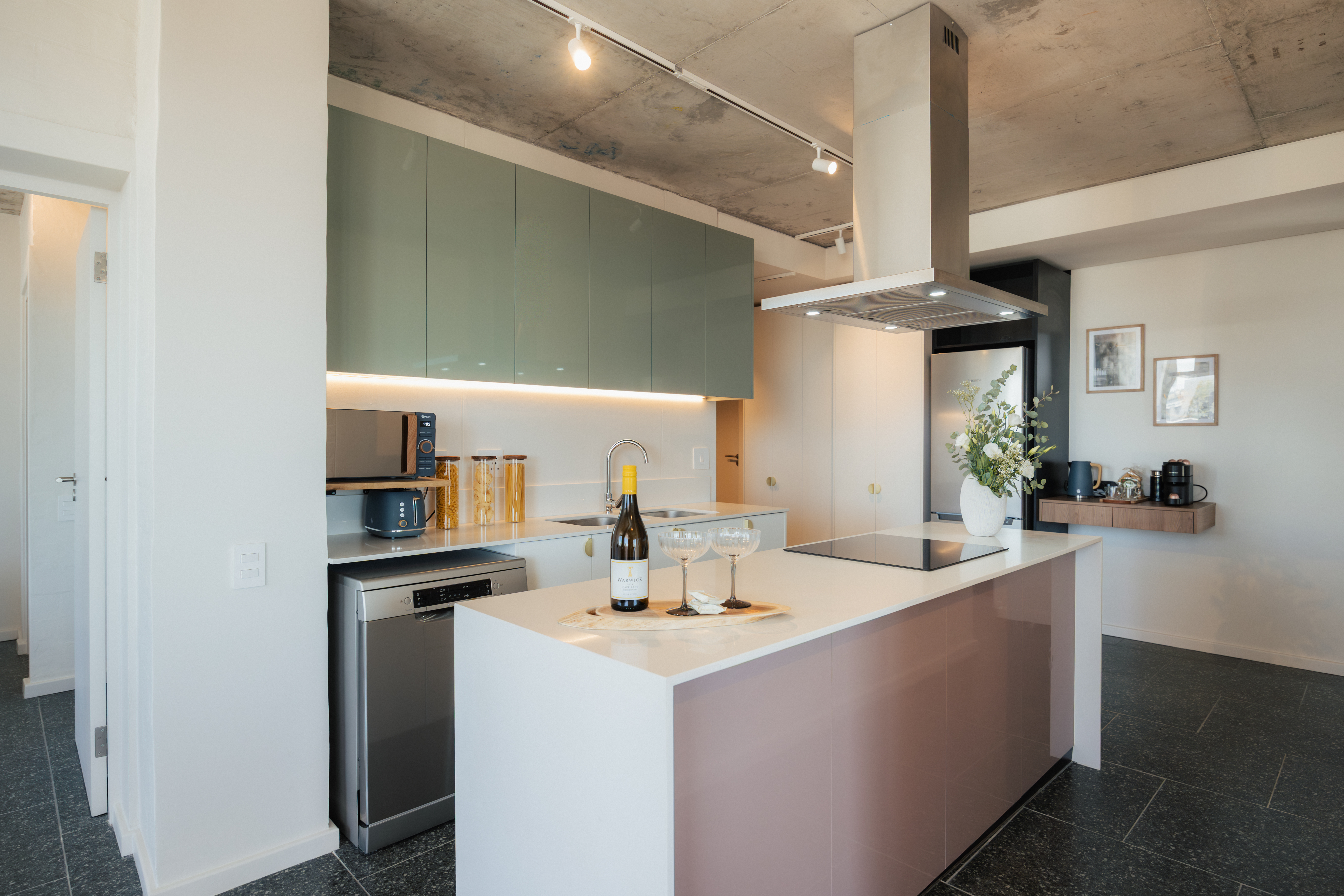 Three Bedroom Apartments in Cape Town – Sea Point Location and Transport